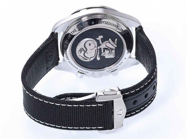 ehäuseboden der Speedmaster von 2015 mit silbernem Snoopy auf dunkelblauem Grund, Gravuren „Apollo XIII“, „Silver Snoopy Award“, „Eyes on the Stars“ und „45th Anniversary“, schwarzes Textilband mit Faltschließe