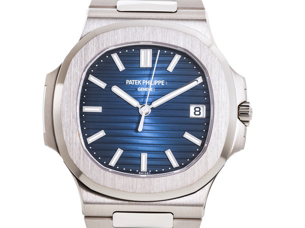 Patek Philippe Nautilus mit blauem, horizontal geprägtem Zifferblatt, Datumsfenster und integriertem Metallarmband