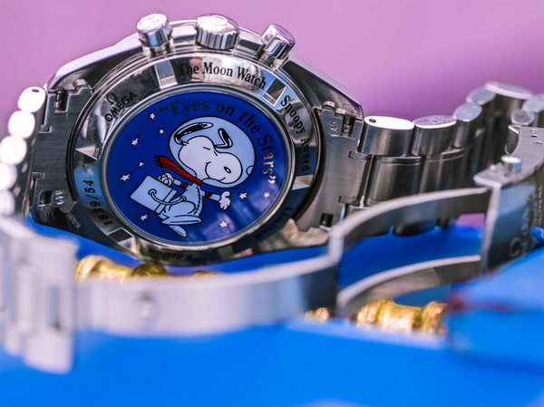Gehäuseboden der Speedmaster 3578.51 mit blauem Snoopy-Motiv, den Gravuren „The Moon Watch“, „Snoopy Award“ und „Eyes on the Stars“ sowie Stahlarmband