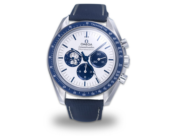 Omega Speedmaster mit silbernem Zifferblatt, blauen Hilfszifferblättern, Snoopy im Raumanzug bei 9 Uhr, blauer Keramiklünette und blauem Textilband vor weißem Hintergrund