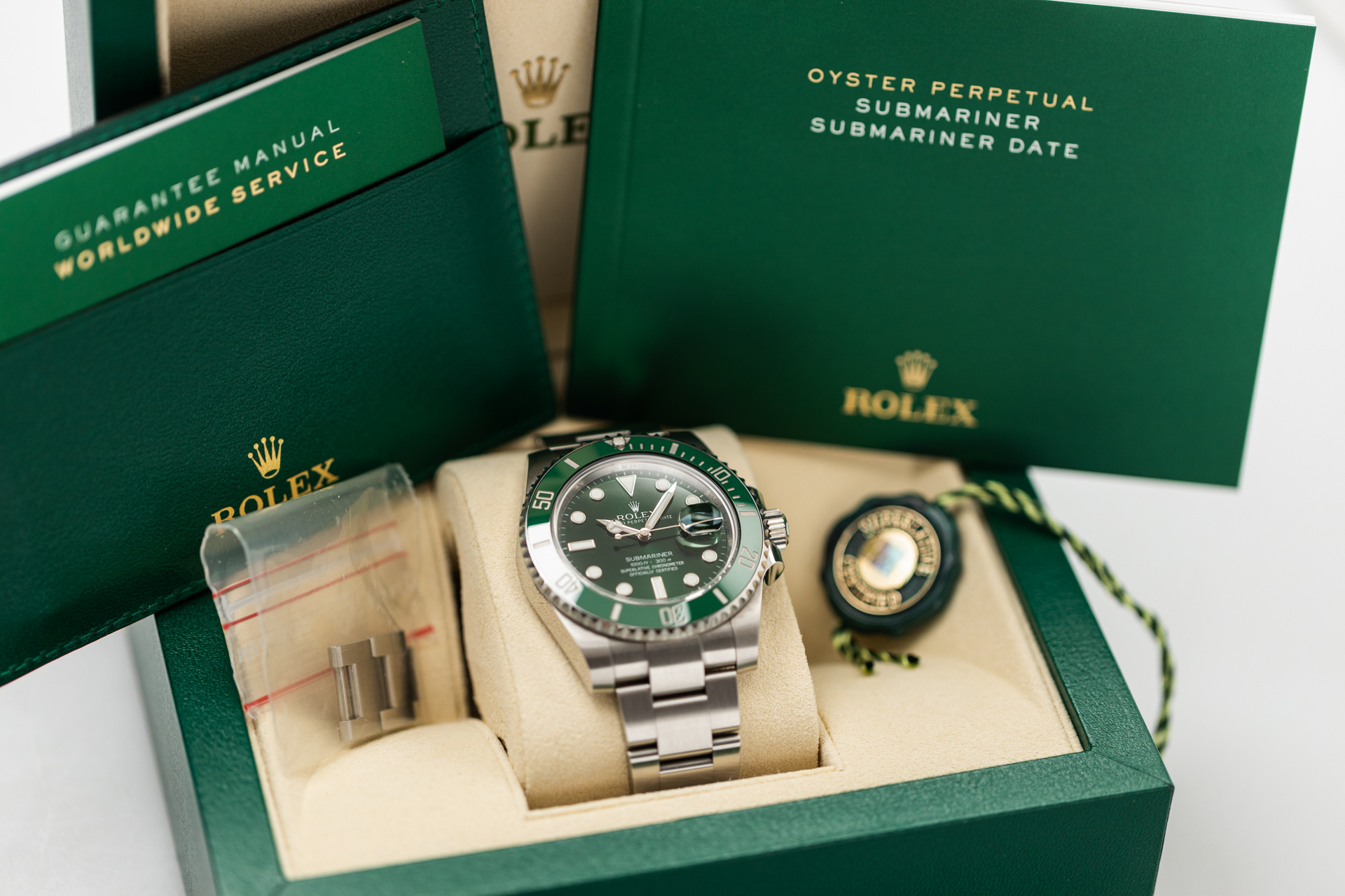 HQ Milton - 2015 Rolex Submariner 116610LV Hulk with Box & Card