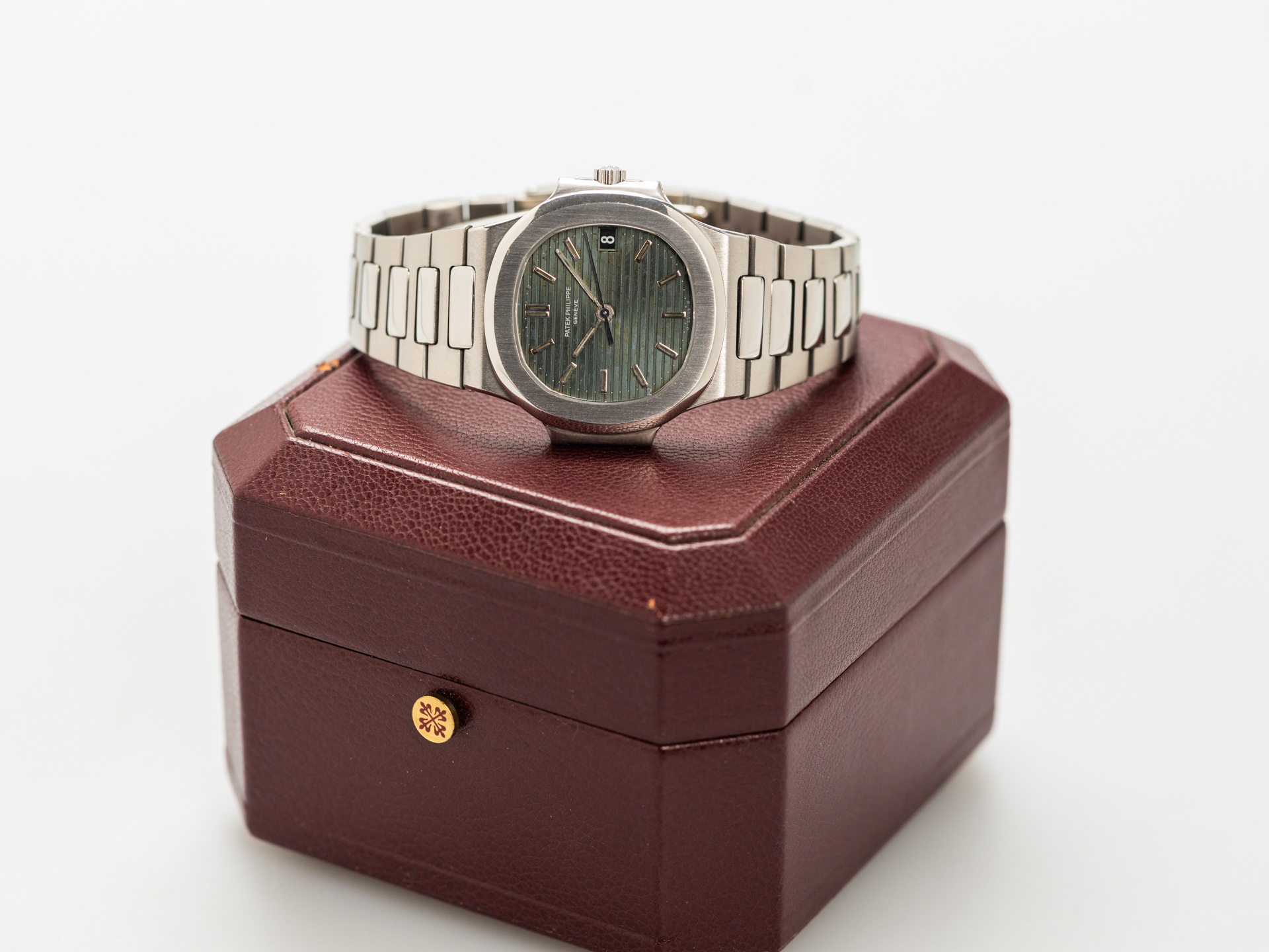 Nautilus ref 3800 top