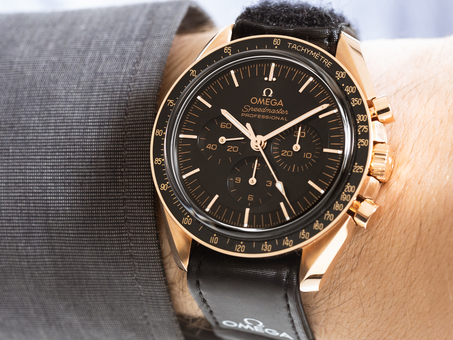 OMEGA SPEEDMASTER PROFESSIONAL MOONWATCH Ref 31063425001001 18K Sedna Rose Gold Box Papers Bj 2022