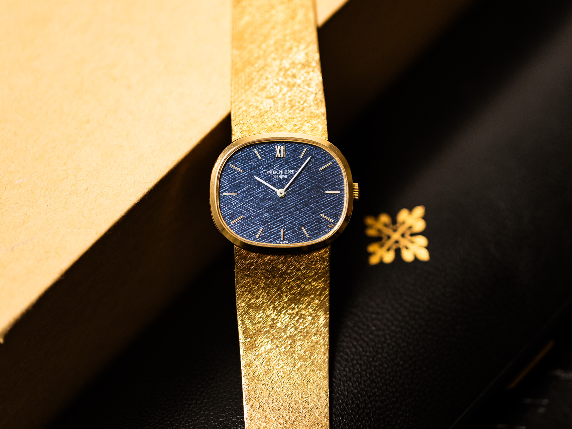 PATEK PHILIPPE Vintage ELLIPSE Ref 3545 2 18k Yellow Gold Medium Size Blue Structure Dial Box Papers Bj 1972 Germany