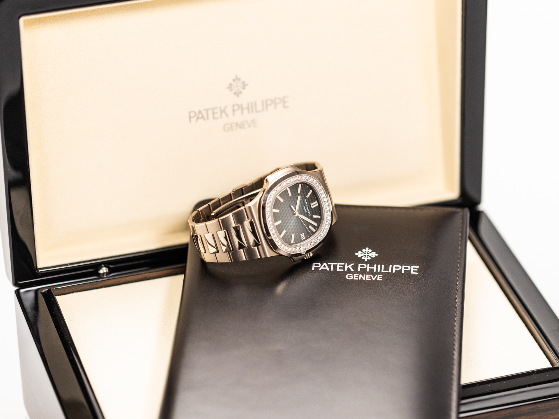 PATEK PHILIPPE NAUTILUS Ref 5713 1G 001 18k White Gold Diamond Setting Box Bj 2011