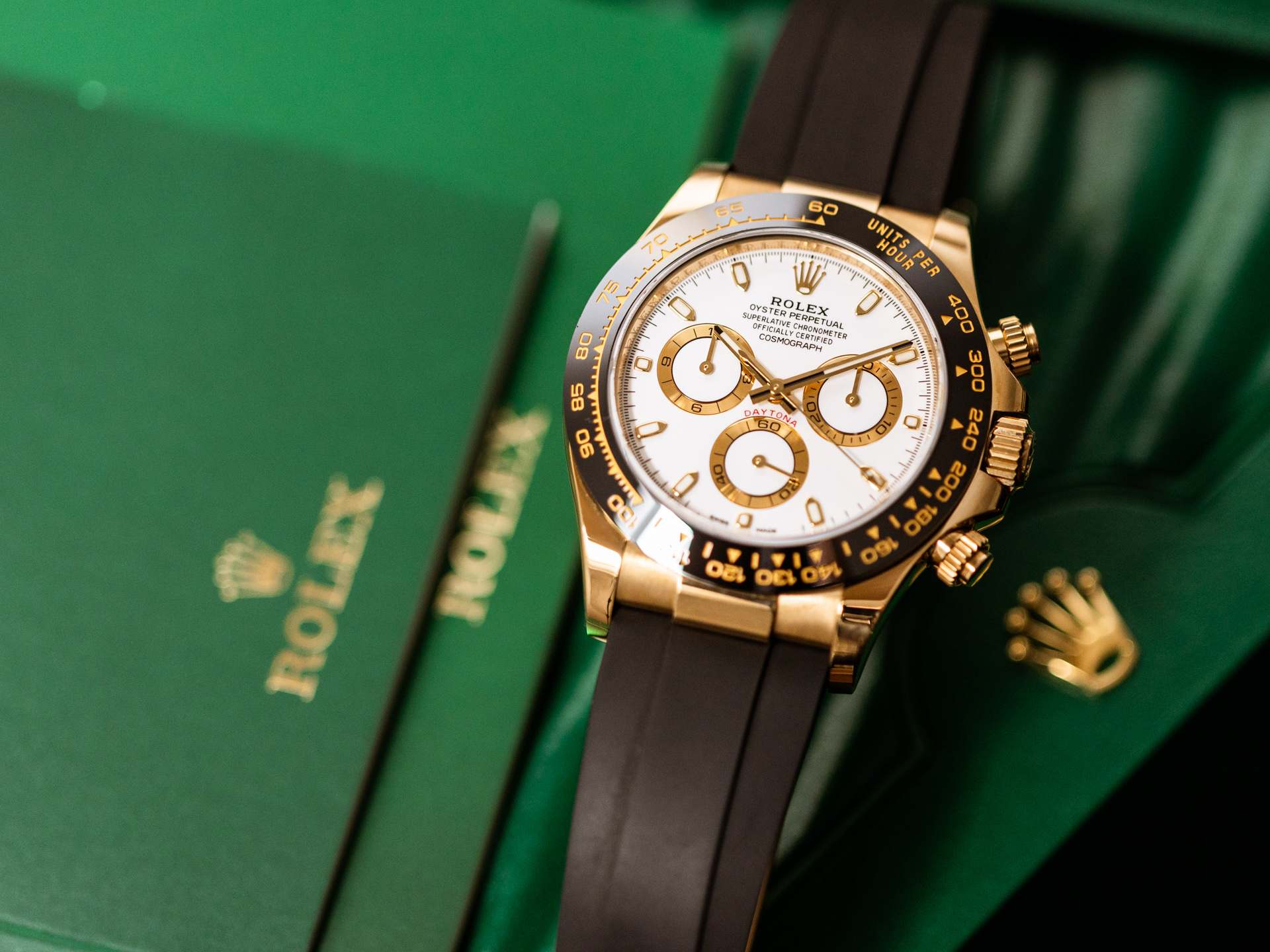 ROLEX DAYTONA Ref 116518LN 18k Yellow Gold Rubber Folding Clasp Box Papers Bj 2021 Excellent